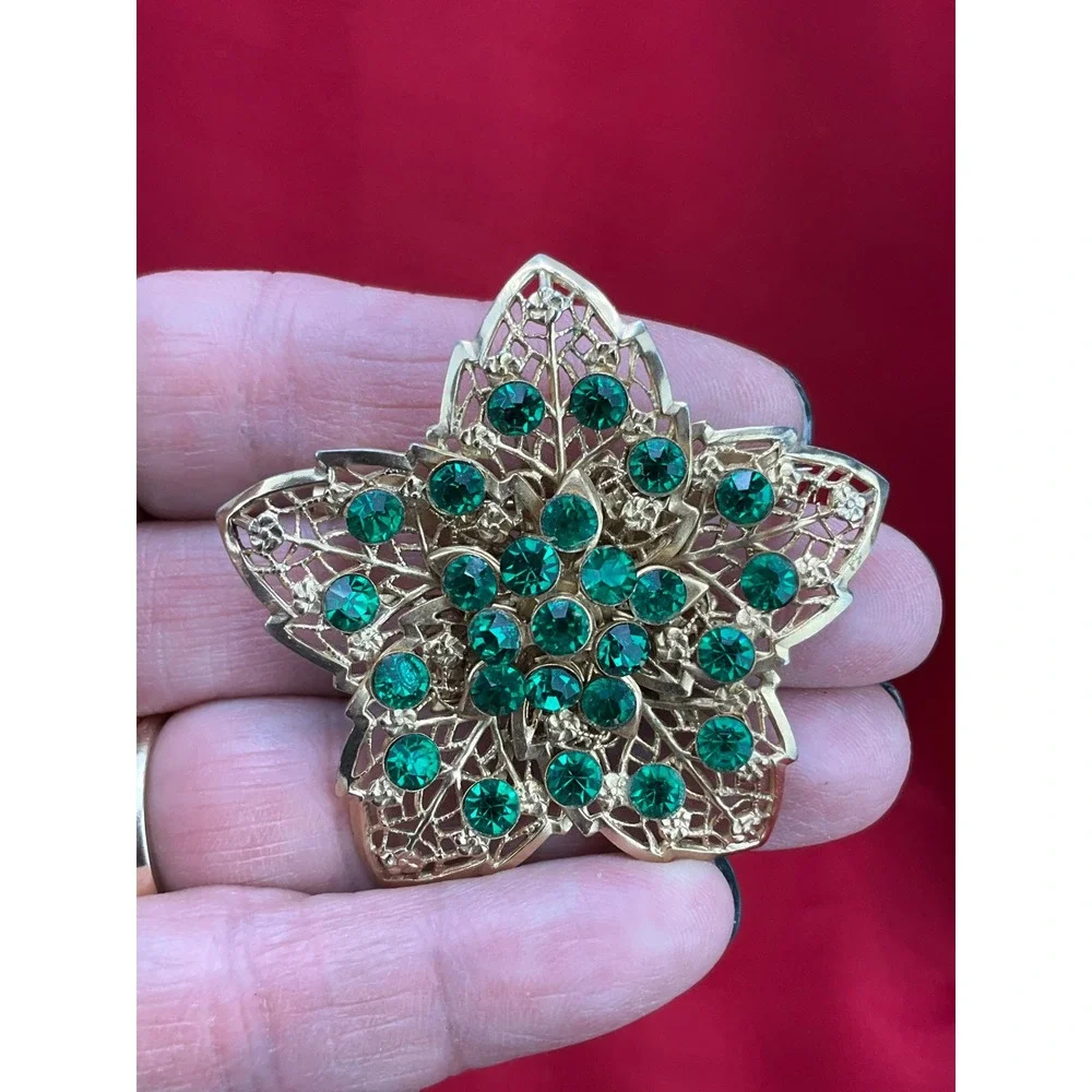 Vintage Gold Tone Emerald Green Rhinestone Filigree Star Leaf Brooch Pin 2 Inch